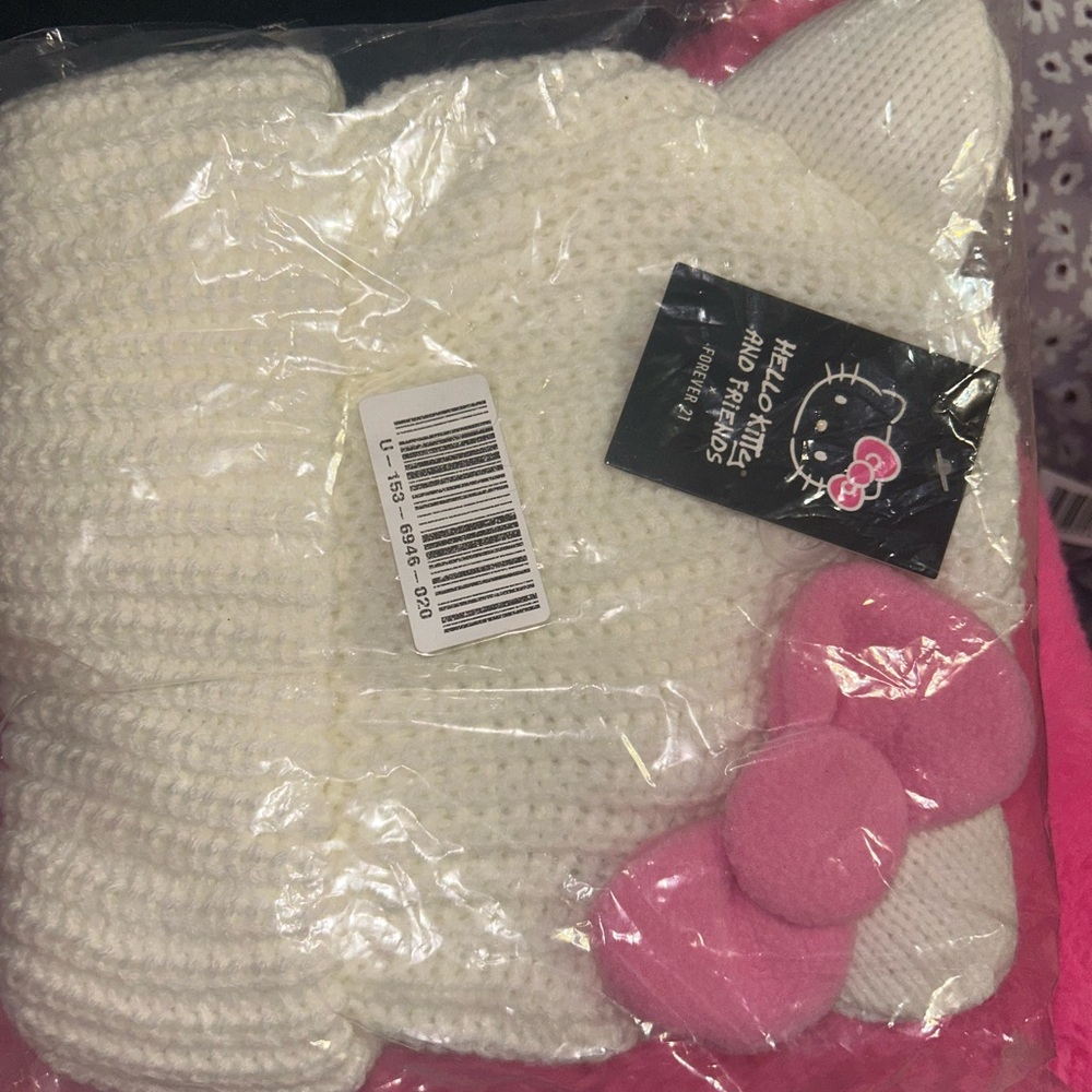 (SOLD ON HOLD DO NOT BUY) HELLO KITTY FOREVER 21 BEANIE HAT NEW SEALED